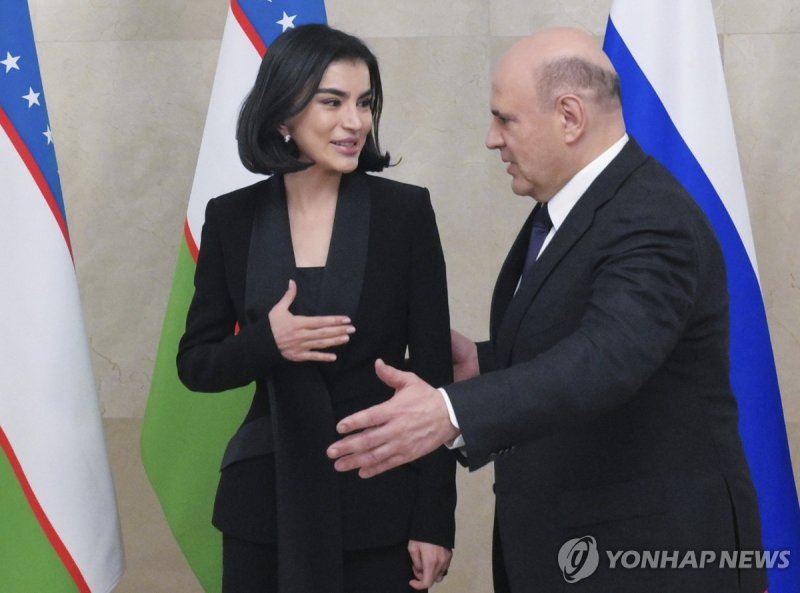우즈베키스탄 대통령 장녀(왼쪽)와 러시아 총리 (출처=연합뉴스)