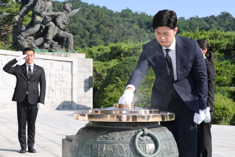 프리카지노 국민의힘 비상대책위원장이 22일 오전 서울 동작구 국립서울현충원을 찾아 현충탑에 참배하고 있다. 2025.6.22/뉴스1 ⓒ News1 이광호 기자