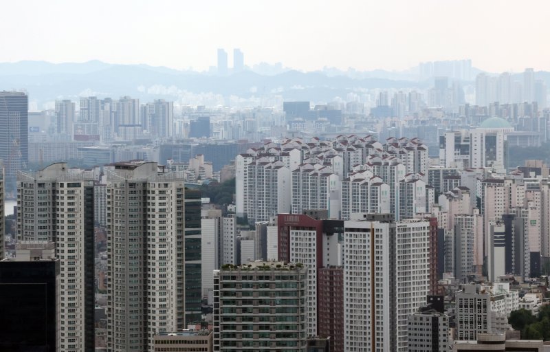 [서울=뉴시스] 조성우 기자 = 사진은 19일 서울 남산에서 바라본 서울 아파트의 모습. 2025.06.19. xconfind@newsis.com