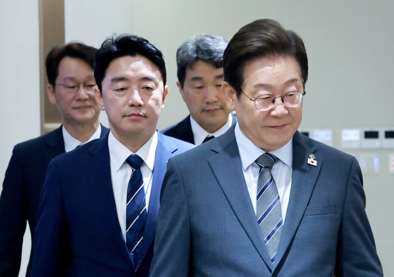 [서울=뉴시스] 고범준 기자 = 이재명 텐카지노이 24일 서울 용산 텐카지노실 청사에서 열린 국무회의에 입장하고 있다. (텐카지노실통신사진기자단) 2025.06.24. bjko@newsis.com