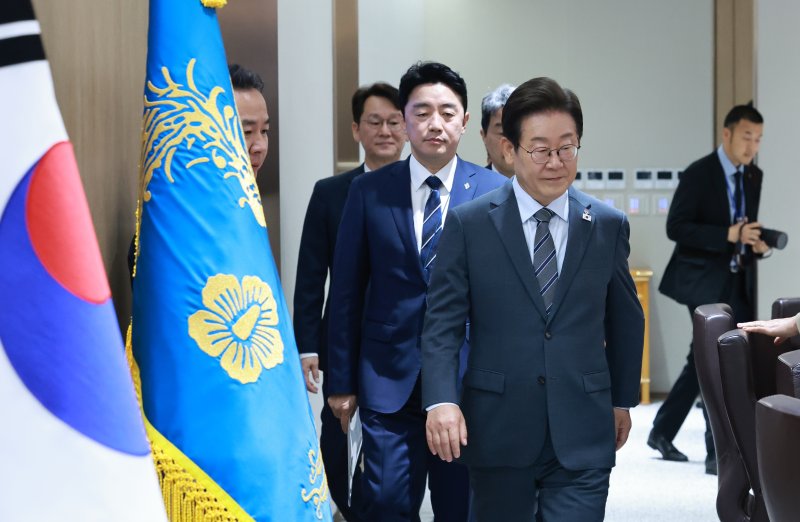 [서울=뉴시스] 고범준 기자 = 이재명 텐카지노이 24일 서울 용산 텐카지노실 청사에서 열린 국무회의에 입장하고 있다. (텐카지노실통신사진기자단) 2025.06.24. bjko@newsis.com