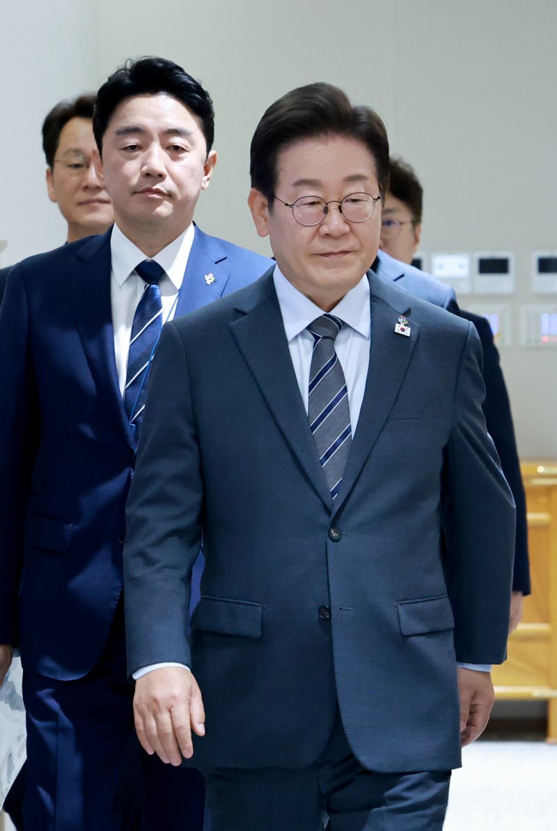 [서울=뉴시스] 고범준 기자 = 이재명 텐카지노이 24일 서울 용산 텐카지노실 청사에서 열린 국무회의에 입장하고 있다. (텐카지노실통신사진기자단) 2025.06.24. bjko@newsis.com