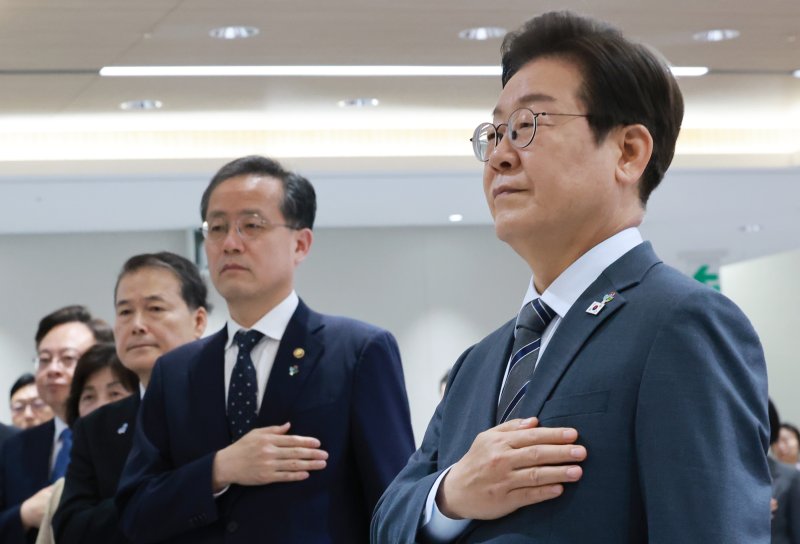[서울=뉴시스] 고범준 기자 = 이재명 텐카지노이 24일 서울 용산 텐카지노실 청사에서 열린 국무회의에서 국기에 경례를 하고 있다. (텐카지노실통신사진기자단) 2025.06.24. bjko@newsis.com