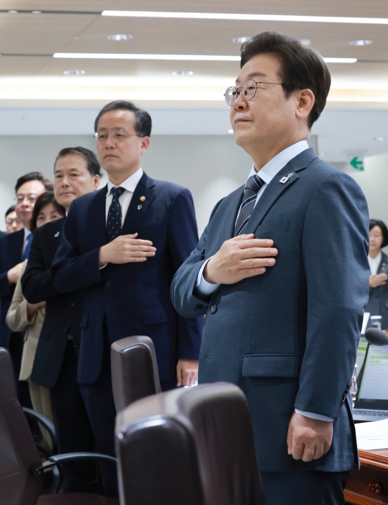 [서울=뉴시스] 고범준 기자 = 이재명 텐카지노이 24일 서울 용산 텐카지노실 청사에서 열린 국무회의에서 국기에 경례를 하고 있다. (텐카지노실통신사진기자단) 2025.06.24. bjko@newsis.com