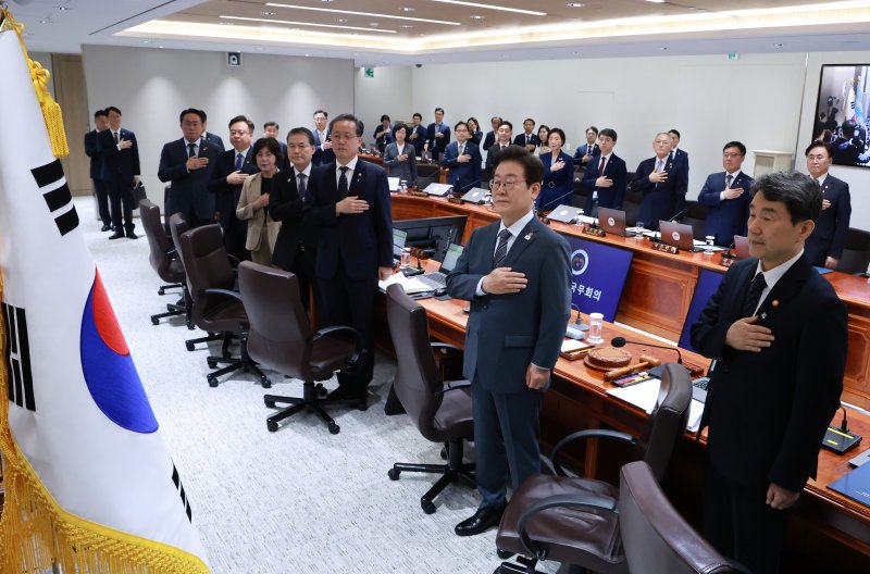 [서울=뉴시스] 고범준 기자 = 이재명 텐카지노이 24일 서울 용산 텐카지노실 청사에서 열린 국무회의에서 국기에 경례를 하고 있다. (텐카지노실통신사진기자단) 2025.06.24. bjko@newsis.com