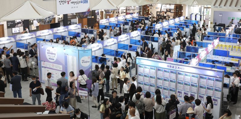 [인천=뉴시스] 전진환 기자 = 24일 오후 인천 남동구 인천시청에서 열린 2025 인천여성 일자리 한마당에서 구직자들이 참여 업체 부스에서 채용상담을 받기 위해 줄을 서고 있다. 2025.06.24. amin2@newsis.com