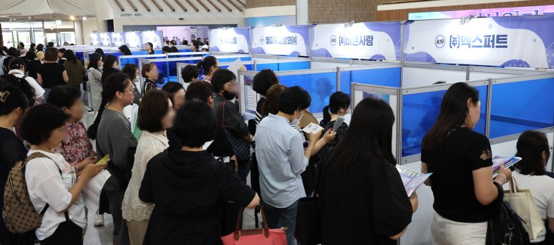 [인천=뉴시스] 전진환 기자 = 24일 오후 인천 남동구 인천시청에서 열린 2025 인천여성 일자리 한마당에서 구직자들이 기업 부스에서 채용상담을 받기위해 줄을 서고 있다. 2025.06.24. amin2@newsis.com