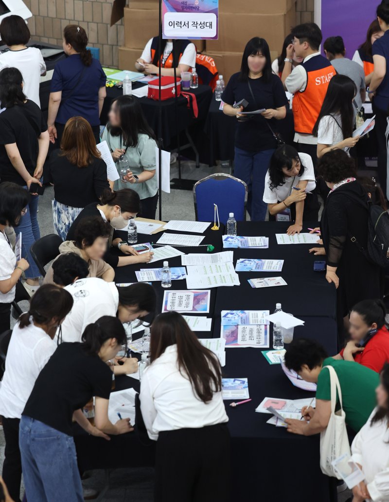 인[천=뉴시스] 전진환 기자 = 24일 오후 인천 남동구 인천시청에서 열린 2025 인천여성 일자리 한마당에서 구직자들이 이력서를 작성하고 있다. 2025.06.24. amin2@newsis.com