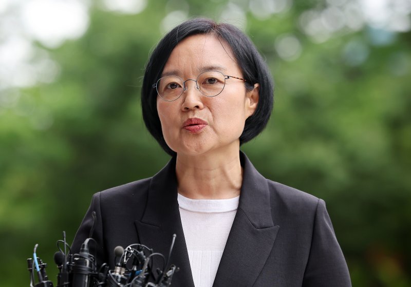 한성숙 카지노사이트기업부 장관 후보자가 24일 오후 서울 영등포구 중소기업기술정보진흥원 수도권평가실 내 인사청문회 준비 사무실로 출근하며 취재진 질문에 답하고 있다. 2025.6.24/뉴스1 ⓒ News1 김진환 기자