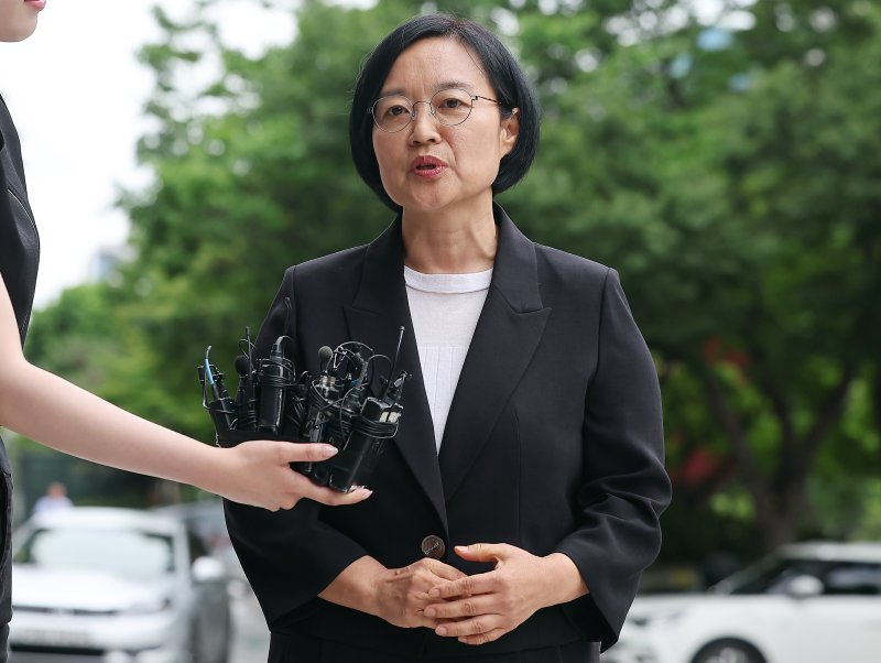 한성숙 카지노사이트기업부 장관 후보자가 24일 오후 서울 영등포구 중소기업기술정보진흥원 수도권평가실 내 인사청문회 준비 사무실로 출근하며 취재진 질문에 답하고 있다. 2025.6.24/뉴스1 ⓒ News1 김진환 기자