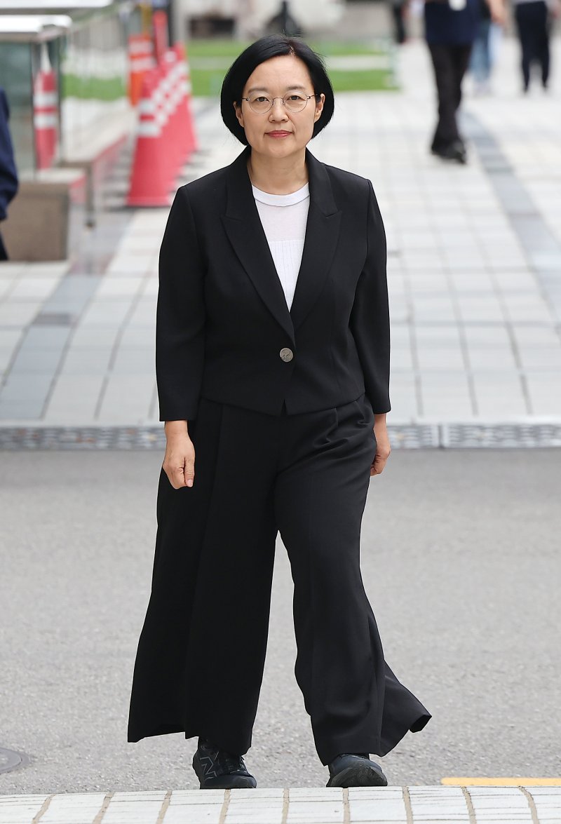 한성숙 카지노사이트기업부 장관 후보자가 24일 오후 서울 영등포구 중소기업기술정보진흥원 수도권평가실 내 인사청문회 준비 사무실로 출근하고 있다. 2025.6.24/뉴스1 ⓒ News1 김진환 기자