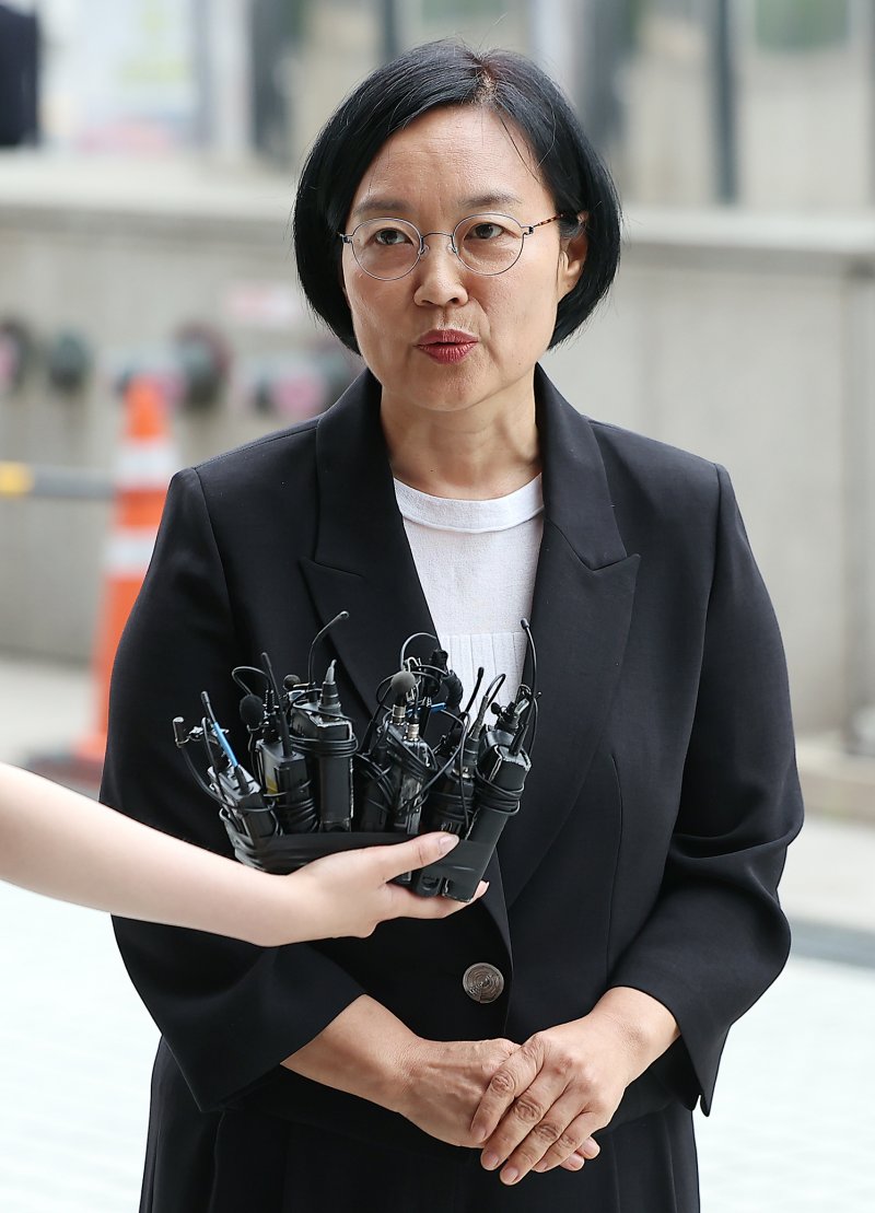 한성숙 카지노사이트기업부 장관 후보자가 24일 오후 서울 영등포구 중소기업기술정보진흥원 수도권평가실 내 인사청문회 준비 사무실로 출근하며 취재진 질문에 답하고 있다. 2025.6.24/뉴스1 ⓒ News1 김진환 기자
