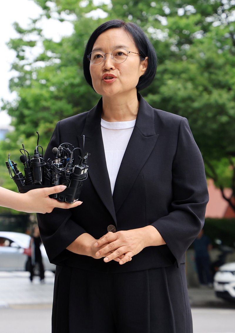 한성숙 카지노사이트기업부 장관 후보자가 24일 오후 서울 영등포구 중소기업기술정보진흥원 수도권평가실 내 인사청문회 준비 사무실로 출근하며 취재진 질문에 답하고 있다. 2025.6.24/뉴스1 ⓒ News1 김진환 기자