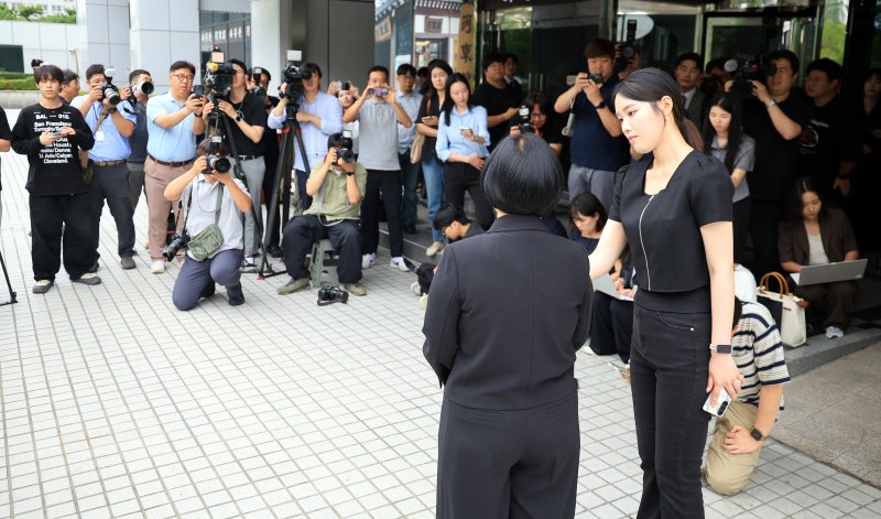 한성숙 카지노사이트기업부 장관 후보자가 24일 오후 서울 영등포구 중소기업기술정보진흥원 수도권평가실 내 인사청문회 준비 사무실로 출근하며 취재진 질문에 답하고 있다. 2025.6.24/뉴스1 ⓒ News1 김진환 기자