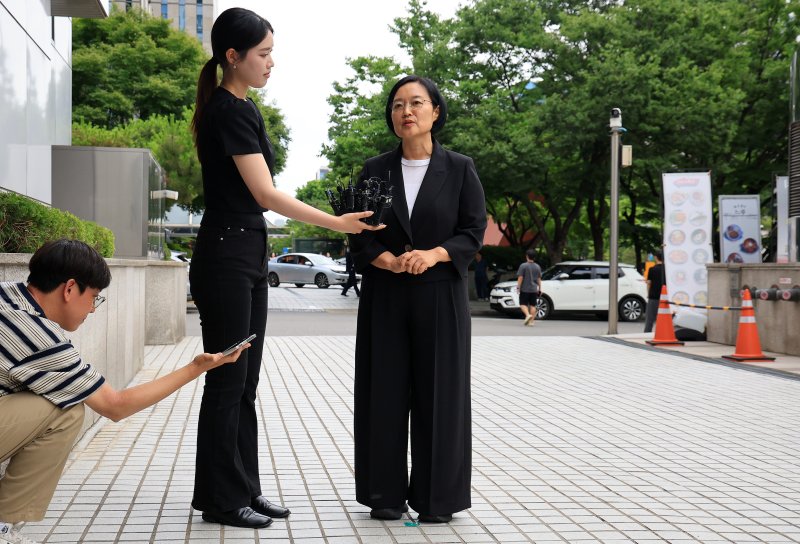 한성숙 카지노사이트기업부 장관 후보자가 24일 오후 서울 영등포구 중소기업기술정보진흥원 수도권평가실 내 인사청문회 준비 사무실로 출근하며 취재진 질문에 답하고 있다. 2025.6.24/뉴스1 ⓒ News1 김진환 기자