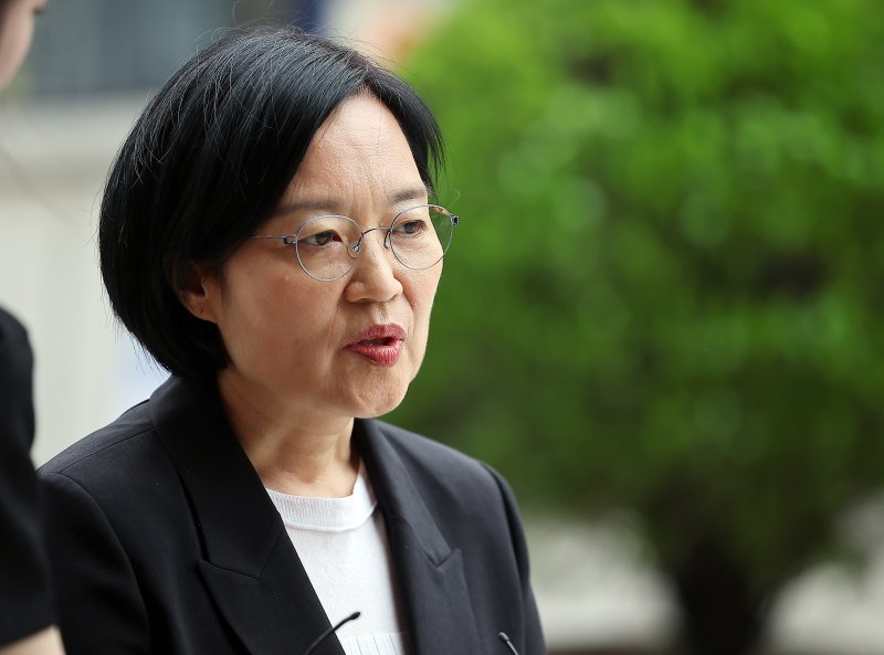 한성숙 카지노사이트기업부 장관 후보자가 24일 오후 서울 영등포구 중소기업기술정보진흥원 수도권평가실 내 인사청문회 준비 사무실로 출근하며 취재진 질문에 답하고 있다. 2025.6.24/뉴스1 ⓒ News1 김진환 기자