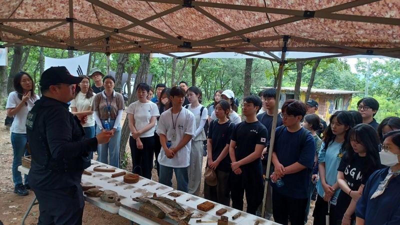 국방부 유해발굴단 오승래 발굴7팀장이 유해발굴 현장을 찾은 국방부 직원들에게 유해발굴 현장을 소개하고, 해당 지역의 지형 및 전사, 발굴유품 등을 설명하고 있다. 국방부 제공