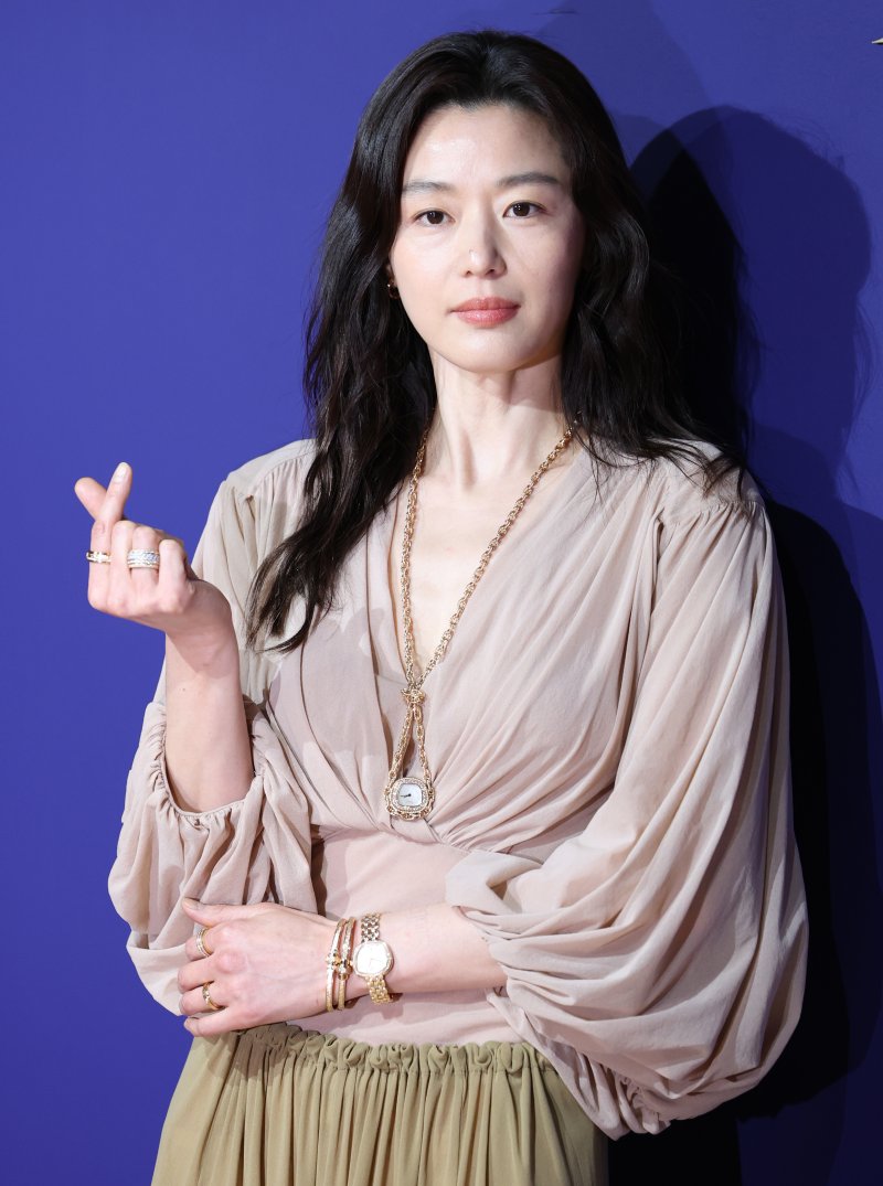 'FA 최대어' 전지현, 1인 기획사 설립? 여러 방안 두고 검토