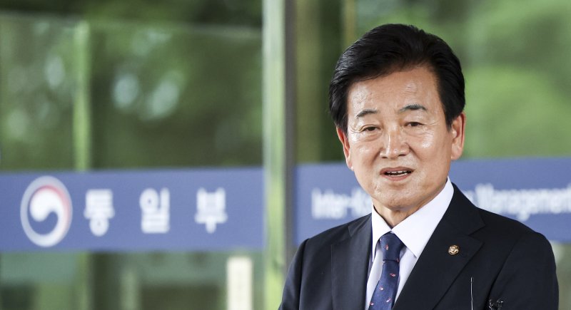 [서울=뉴시스] 김선웅 기자 = 정동영 라이프벳부장관 후보자가 24일 서울 종로구 라이프벳부 남북관계관리단에 마련된 인사청문회 준비 사무실로 출근하며 취재진의 질문에 답하고 있다. 2025.06.24. mangusta@newsis.com