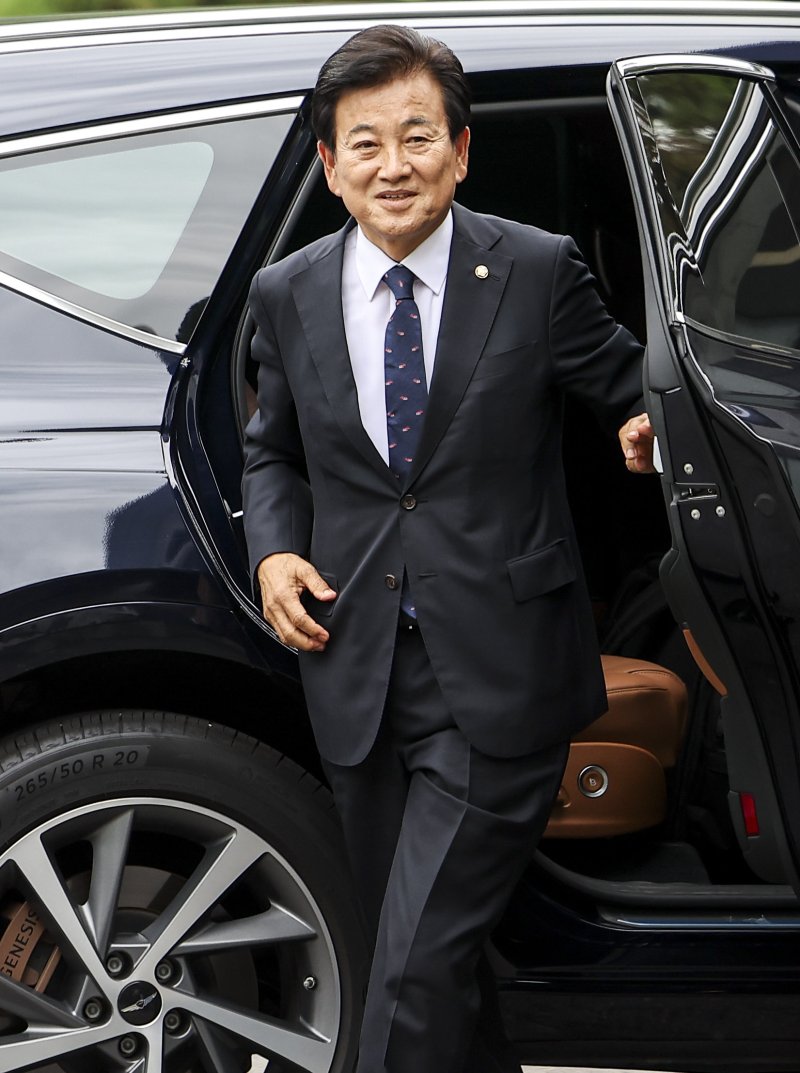 [서울=뉴시스] 김선웅 기자 = 정동영 라이프벳부장관 후보자가 24일 서울 종로구 라이프벳부 남북관계관리단에 마련된 인사청문회 준비 사무실로 출근하고 있다. 2025.06.24. mangusta@newsis.com