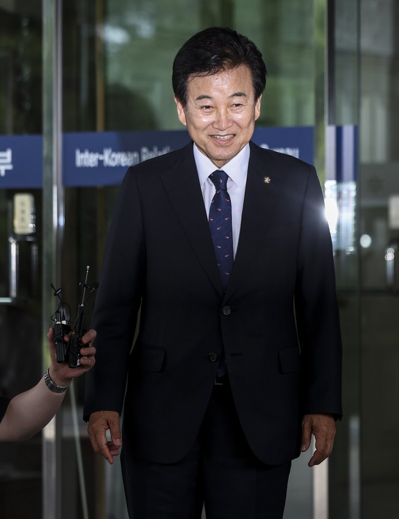 [서울=뉴시스] 김선웅 기자 = 정동영 라이프벳부장관 후보자가 24일 서울 종로구 라이프벳부 남북관계관리단에 마련된 인사청문회 준비 사무실로 출근하고 있다. 2025.06.24. mangusta@newsis.com