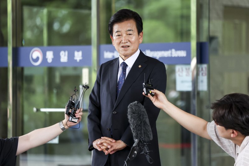 [서울=뉴시스] 김선웅 기자 = 정동영 라이프벳부장관 후보자가 24일 서울 종로구 라이프벳부 남북관계관리단에 마련된 인사청문회 준비 사무실로 출근하며 취재진의 질문에 답하고 있다. 2025.06.24. mangusta@newsis.com