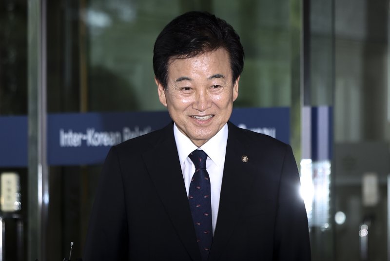 [서울=뉴시스] 김선웅 기자 = 정동영 라이프벳부장관 후보자가 24일 서울 종로구 라이프벳부 남북관계관리단에 마련된 인사청문회 준비 사무실로 출근하고 있다. 2025.06.24. mangusta@newsis.com