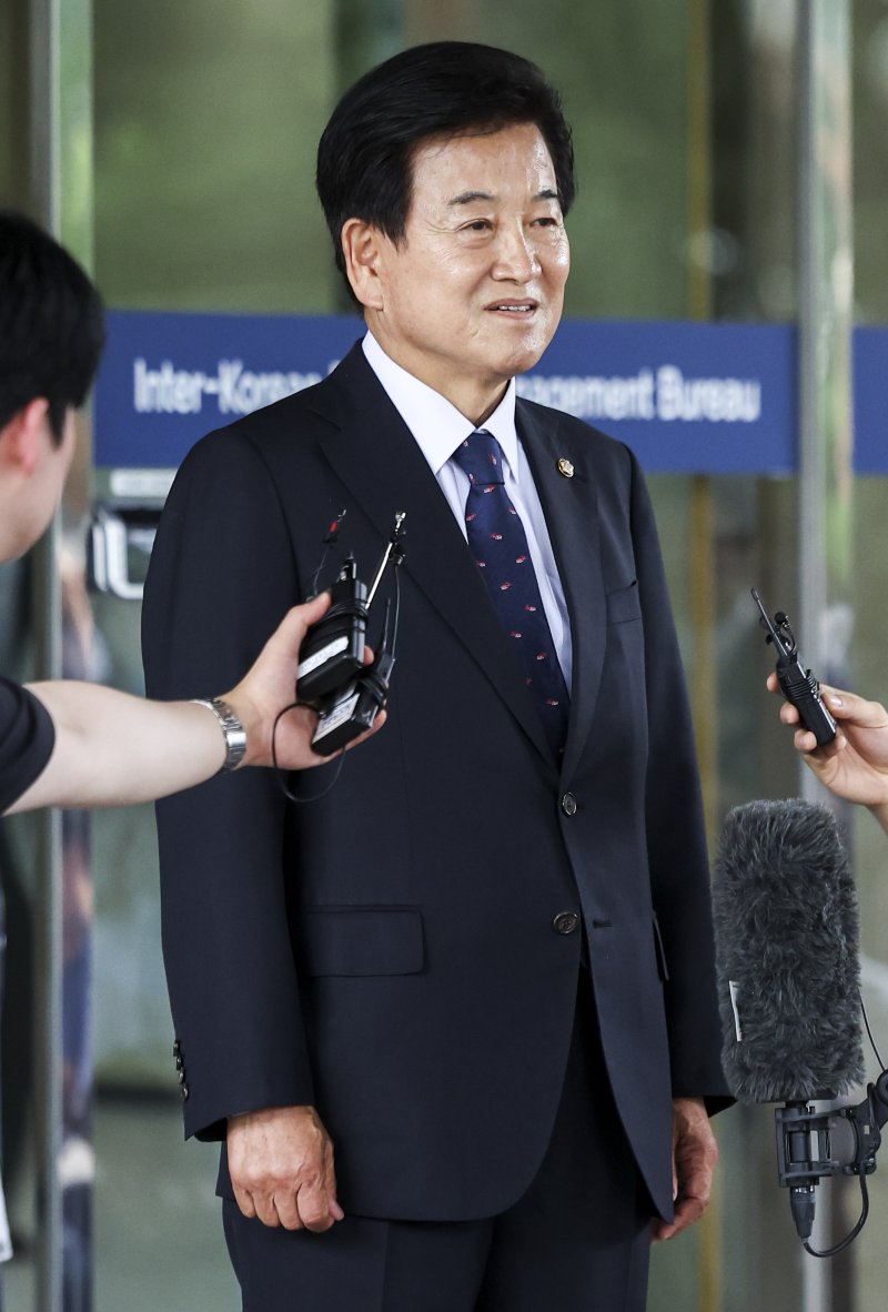 [서울=뉴시스] 김선웅 기자 = 정동영 라이프벳부장관 후보자가 24일 서울 종로구 라이프벳부 남북관계관리단에 마련된 인사청문회 준비 사무실로 출근하며 취재진의 질문에 답하고 있다. 2025.06.24. mangusta@newsis.com