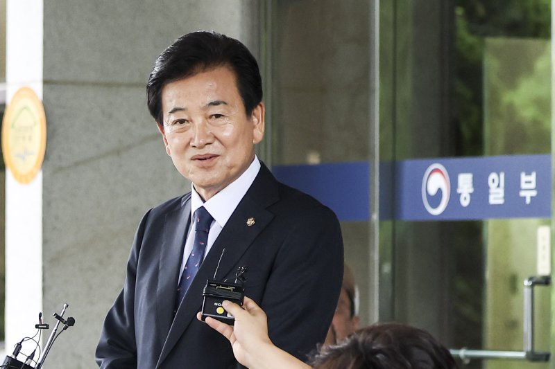 [서울=뉴시스] 김선웅 기자 = 정동영 라이프벳부장관 후보자가 24일 서울 종로구 라이프벳부 남북관계관리단에 마련된 인사청문회 준비 사무실로 출근하며 취재진의 질문에 답하고 있다. 2025.06.24. mangusta@newsis.com