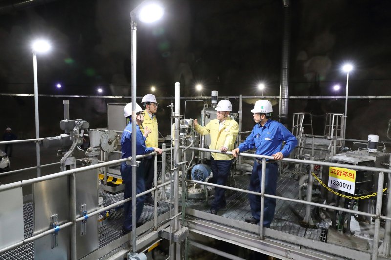 [세종=뉴시스]김동섭 한국석유공사 사장은 24일 오후 약 1400만 배럴의 원유를 저장하고 있는 울산비축기지를 찾아 비축유 재고 현황 및 입출하 시설 등 비상방출 준비태세 완비를 위한 현장점검을 실시했다.(사진=석유공사 제공)