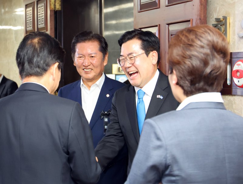 [서울=뉴시스] 김금보 기자 = 더불어민주당 당대표 출마를 선언한 정청래(왼쪽), 박찬대 의원이 24일 서울 여의도 국회에서 열린 의원총회에 참석하며 의원들과 인사하고 있다. 2025.06.24. kgb@newsis.com