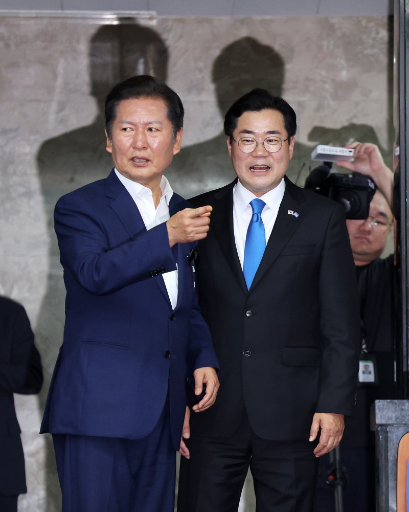 [서울=뉴시스] 김명년 기자 = 더불어민주당 당대표 출마 선언을 한 정청래(왼쪽), 박찬대 의원이 24일 오후 서울 여의도 국회에서 열린 의원총회에서 입장하고 있다. 2025.06.24. kmn@newsis.com