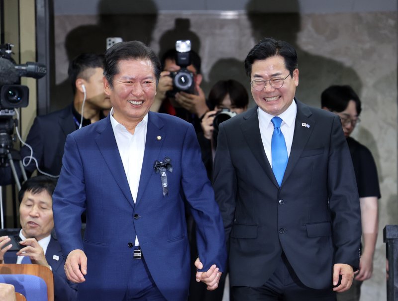 [서울=뉴시스] 김명년 기자 = 더불어민주당 당대표 출마 선언을 한 정청래(왼쪽), 박찬대 의원이 24일 오후 서울 여의도 국회에서 열린 의원총회에서 손을 잡고 입장하고 있다. 2025.06.24. kmn@newsis.com