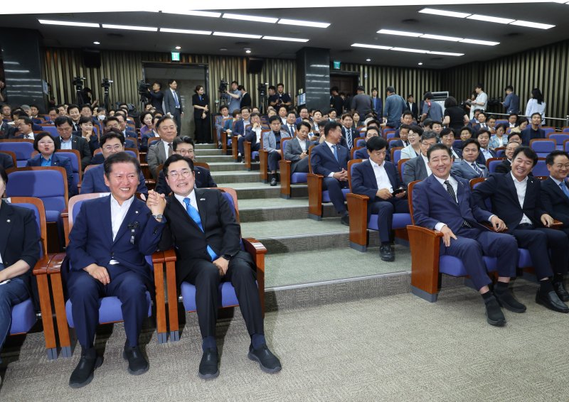 [서울=뉴시스] 김명년 기자 = 더불어민주당 당대표 출마 선언을 한 정청래(왼쪽), 박찬대 의원이 24일 오후 서울 여의도 국회에서 열린 의원총회에서 손을 잡고 미소짓고 있다. 2025.06.24. kmn@newsis.com