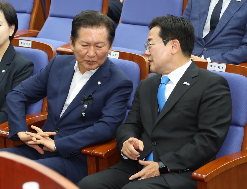 [서울=뉴시스] 김명년 기자 = 더불어민주당 당대표 출마 선언을 한 정청래(왼쪽), 박찬대 의원이 24일 오후 서울 여의도 국회에서 열린 의원총회에서 대화하고 있다. 2025.06.24. kmn@newsis.com