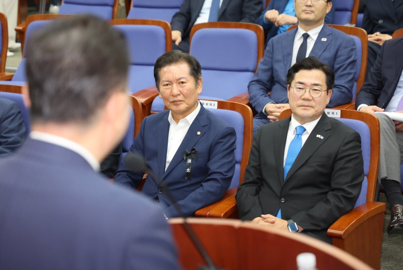 [서울=뉴시스] 김명년 기자 = 더불어민주당 당대표 출마 선언을 한 정청래(왼쪽), 박찬대 의원이 24일 오후 서울 여의도 국회에서 열린 의원총회에서 김병기 원내대표의 모두발언을 듣고 있다. 2025.06.24. kmn@newsis.com