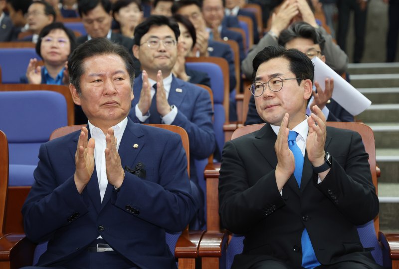 [서울=뉴시스] 김명년 기자 = 더불어민주당 당대표 출마 선언을 한 정청래(왼쪽), 박찬대 의원이 24일 오후 서울 여의도 국회에서 열린 의원총회에서 박수치고 있다. 2025.06.24. kmn@newsis.com