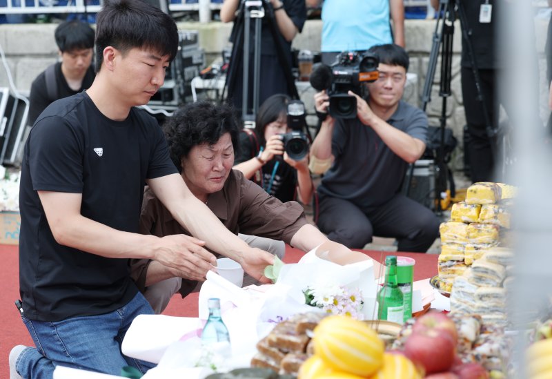 24일 경기 화성시 전곡리 멤버십토토 참사 화재현장에서 열린 '아리셀 참사 1주기 현장 추모 위령제'에서 유가족들이 희생자를 추모하고 있다. 2025.6.24/뉴스1 ⓒ News1 김영운 기자