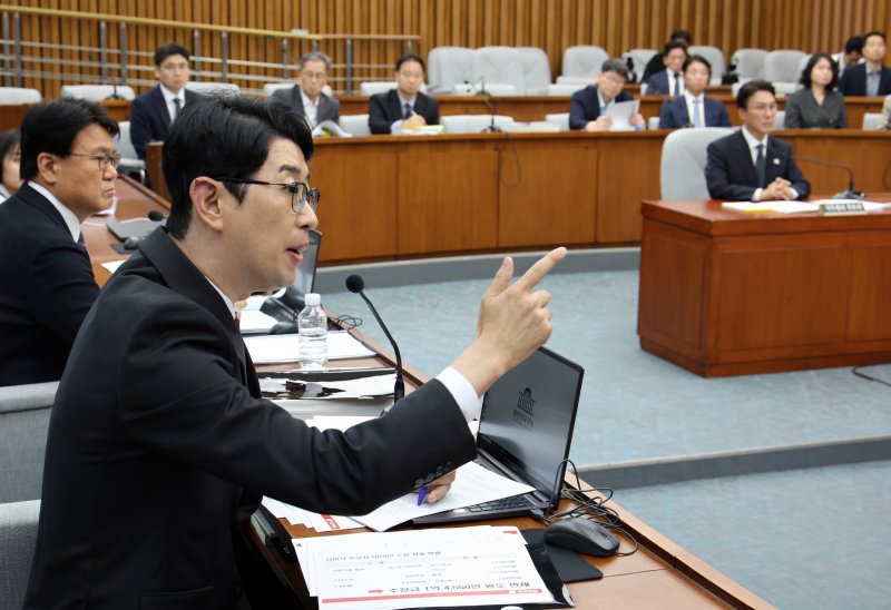 [서울=뉴시스] 김금보 기자 = 주진우 국민의힘 의원이 24일 서울 여의도 국회에서 열린 김민석 국무총리 후보자 인사청문회에서 발언을 하고 있다. 2025.06.24. kgb@newsis.com