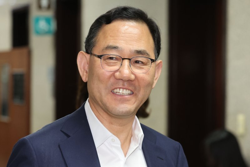 [서울=뉴시스] 권창회 기자 = 바카라 게임 사이트 국민의힘 의원이 9일 오전 서울 여의도 국회 원내대표실에서 4선 의원 이상 회의에 참석하고 있다. 2025.06.09. kch0523@newsis.com