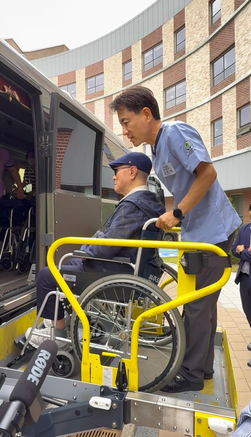 보훈가족과 함께하는 일일 바카라사이트 벳위즈로 변신한 김진태 강원도지사.(강원도 제공. 재판매 및 DB금지)/바카라사이트 벳위즈1