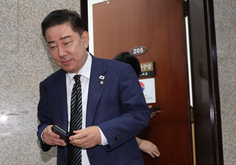 [서울=뉴시스] 김명년 기자 = 김병기 더불어민주당 대표 직무대행 겸 원내대표가 24일 오후 서울 여의도 국회에서 열린 더불어민주당 메이저 바카라발 위기 관련 긴급 안보 점검 회의를 마치고 이동하고 있다. 2025.06.24. kmn@newsis.com