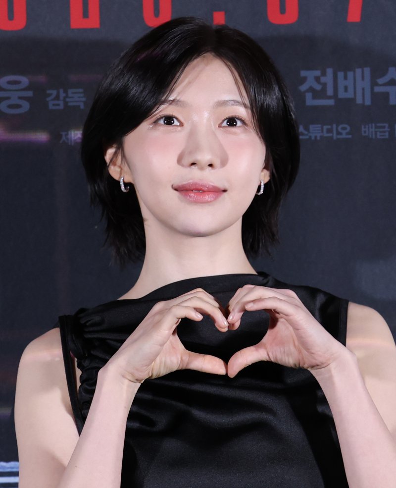 배우 주현영이 24일 오후 서울 용산구 CGV 용산점에서 열린 골드시티카지노 '괴기열차' 언론시사회 및 기자간담회에 참석해 포즈를 취하고 있다. '괴기열차'는 조회수에 목마른 공포 유튜버 다경(주현영)이 의문의 실종이 연이어 발생하는 광림역의 비밀을 파헤치며 끔찍한 사건을 맞닥뜨리게 되는 과정을 그린 미스터리 호러 영화다. 2025.6.24/뉴스1 ⓒ News1 권현진 기자