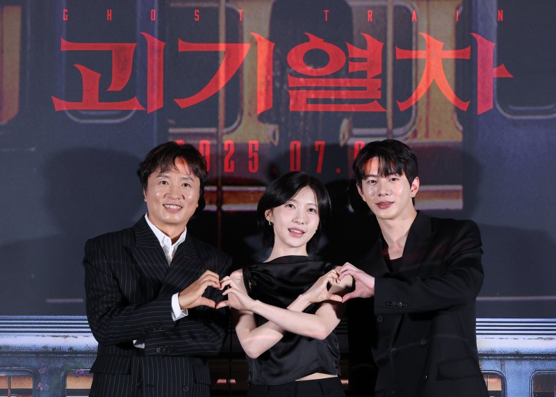 배우 전배수(왼쪽부터)와 주현영, 최보민이 24일 오후 서울 용산구 CGV 용산점에서 열린 골드시티카지노 '괴기열차' 언론시사회 및 기자간담회에 참석해 포즈를 취하고 있다. '괴기열차'는 조회수에 목마른 공포 유튜버 다경(주현영)이 의문의 실종이 연이어 발생하는 광림역의 비밀을 파헤치며 끔찍한 사건을 맞닥뜨리게 되는 과정을 그린 미스터리 호러 영화다. 2025.6.24/뉴스1 ⓒ News1 권현진 기자