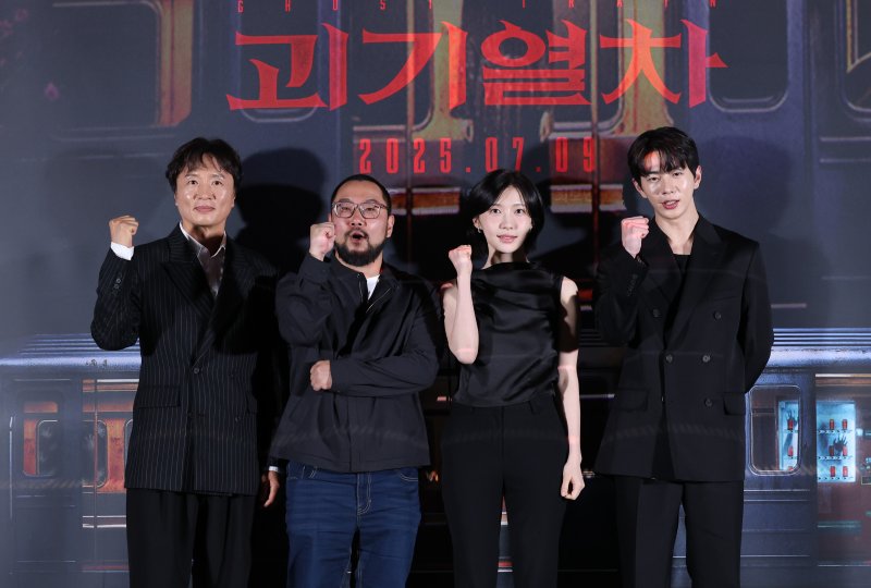 배우 전배수(왼쪽부터)와 탁세웅 감독, 주현영, 최보민이 24일 오후 서울 용산구 CGV 용산점에서 열린 골드시티카지노 '괴기열차' 언론시사회 및 기자간담회에 참석해 포즈를 취하고 있다. '괴기열차'는 조회수에 목마른 공포 유튜버 다경(주현영)이 의문의 실종이 연이어 발생하는 광림역의 비밀을 파헤치며 끔찍한 사건을 맞닥뜨리게 되는 과정을 그린 미스터리 호러 영화다. 2025.6.24/뉴스1 ⓒ News1 권현진 기자