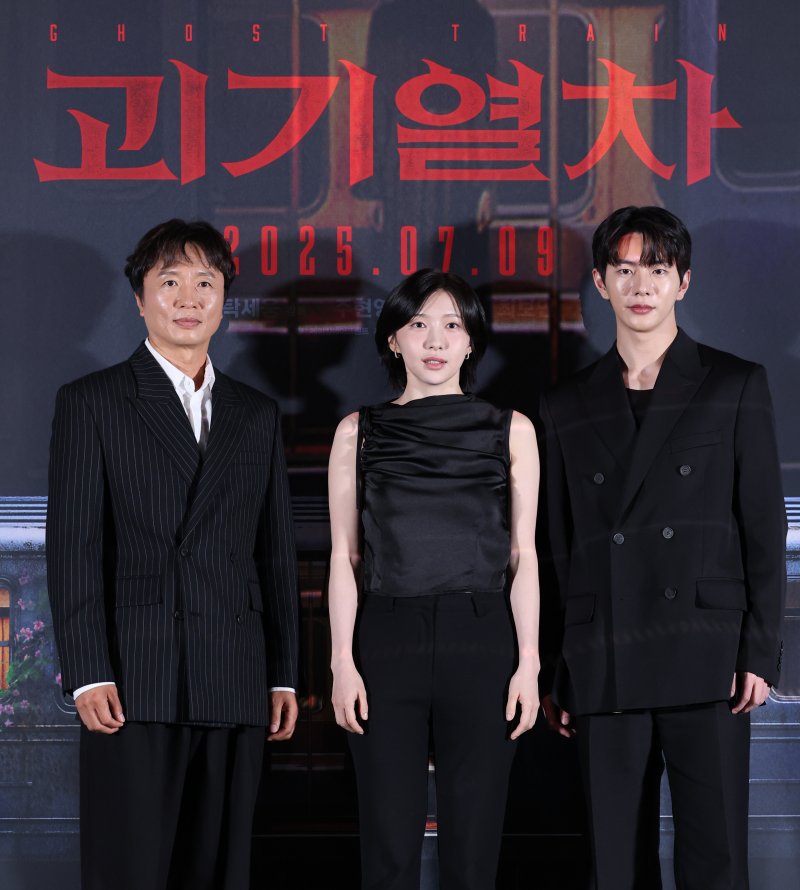 배우 전배수(왼쪽부터)와 주현영, 최보민이 24일 오후 서울 용산구 CGV 용산점에서 열린 골드시티카지노 '괴기열차' 언론시사회 및 기자간담회에 참석해 포즈를 취하고 있다. '괴기열차'는 조회수에 목마른 공포 유튜버 다경(주현영)이 의문의 실종이 연이어 발생하는 광림역의 비밀을 파헤치며 끔찍한 사건을 맞닥뜨리게 되는 과정을 그린 미스터리 호러 영화다. 2025.6.24/뉴스1 ⓒ News1 권현진 기자