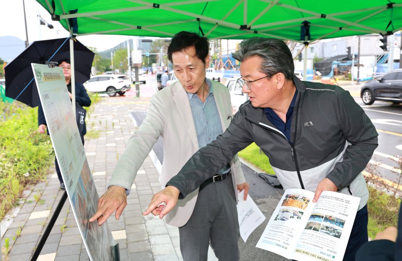 정용래 유성구청장이 한국임업진흥원 신청사 건립지를 점검하고 있다.(유성구 제공. 재판매 및 DB 금지)/뉴스1
