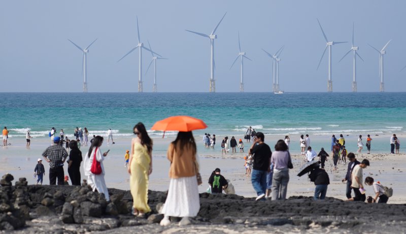 [제주=뉴시스] 우장호 기자 = 맑은 날씨를 보인 25일 오후 제주시 한림읍 협재해수욕장을 찾은 관광객들이 때 이른 여름 정취를 만끽하고 있다. 2025.05.25. woo1223@newsis.com