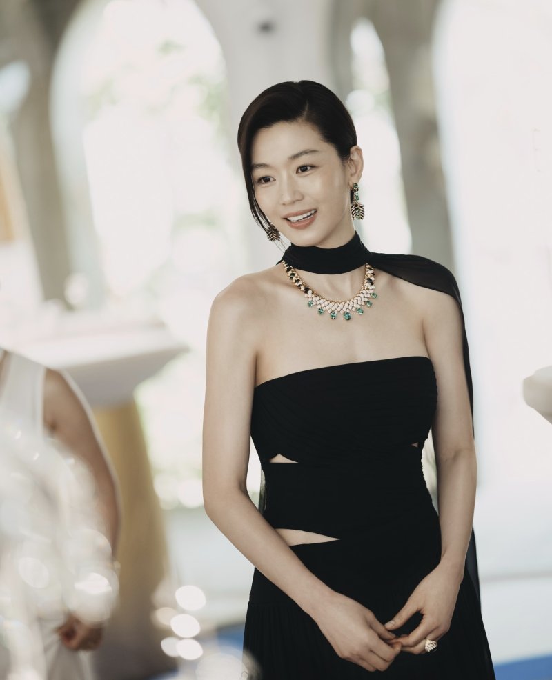 전지현, 바르셀로나 빛낸 여신 미모…독보적 아우라