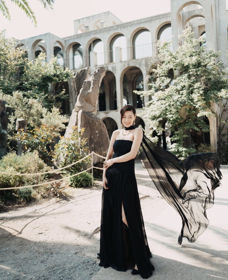 전지현, 바르셀로나 빛낸 여신 미모…독보적 아우라